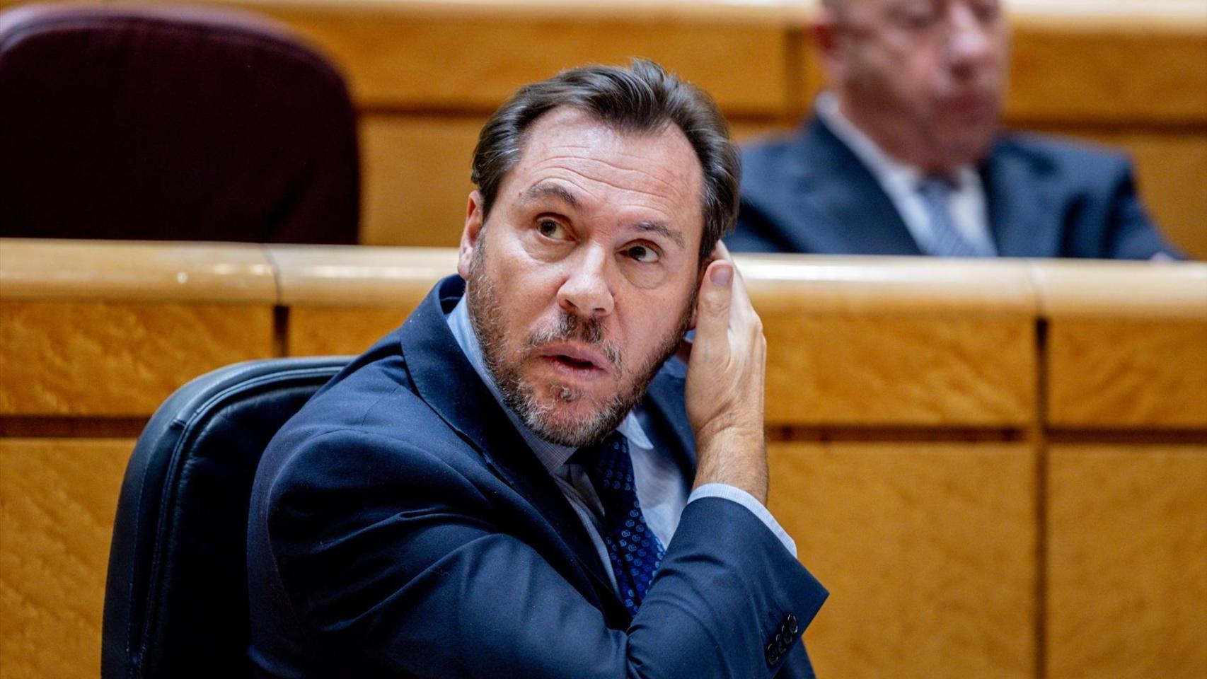 El ministro de Transportes, Óscar Puente, durante una sesión plenaria en el Senado.