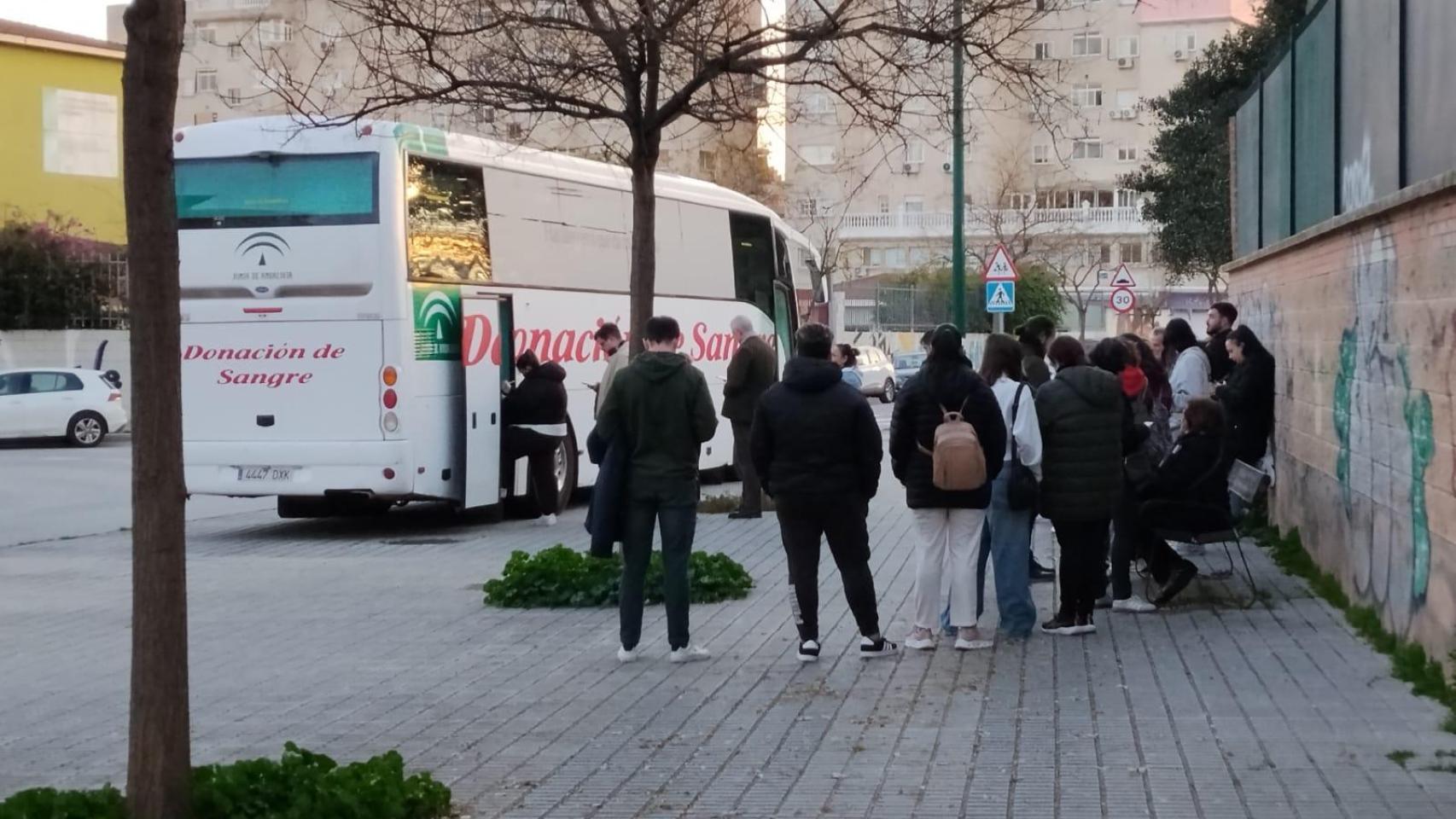 Una de las unidades móviles de donación de sangre en Málaga este lunes por la tarde.