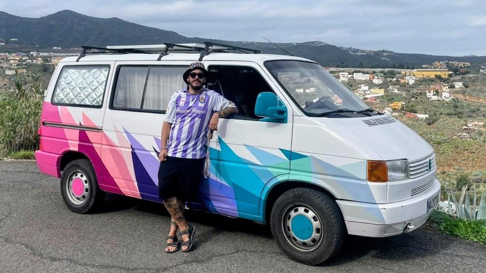 Santiago Zamora Prieto junto a su furgoneta camperizada.