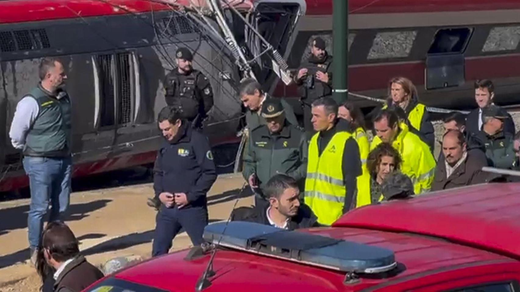 El presidente del Gobierno, Pedro Sánchez, visita los restos de los trenes accidentados.