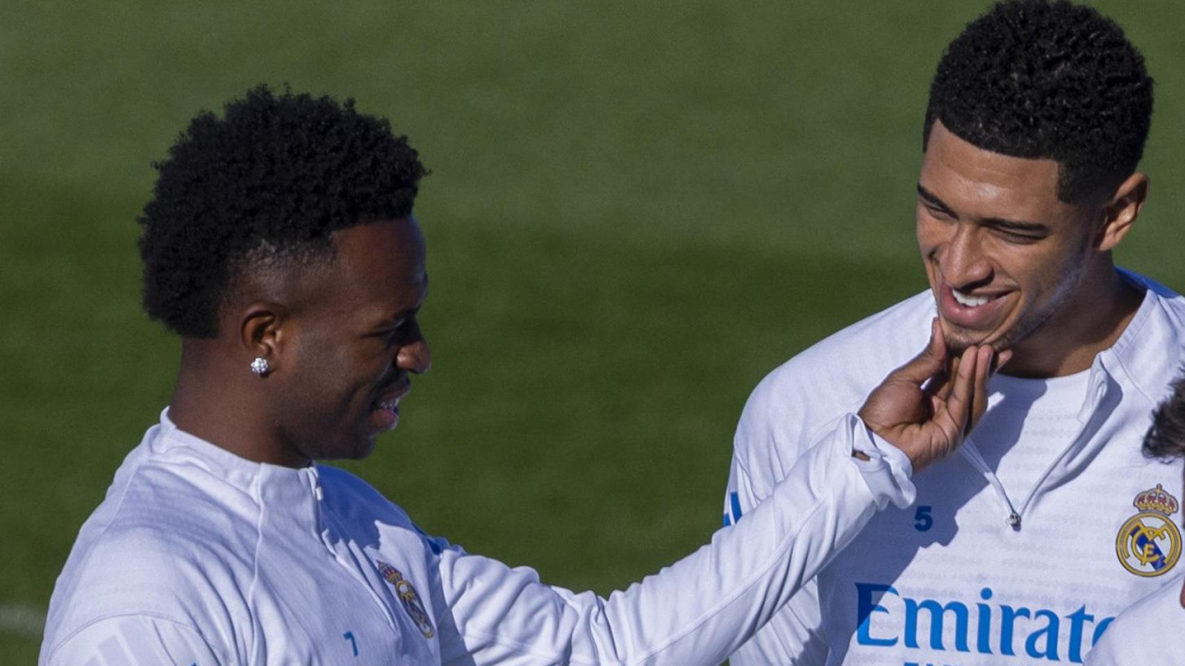 Vinicius bromeando con Bellingham en el entrenamiento del Real Madrid