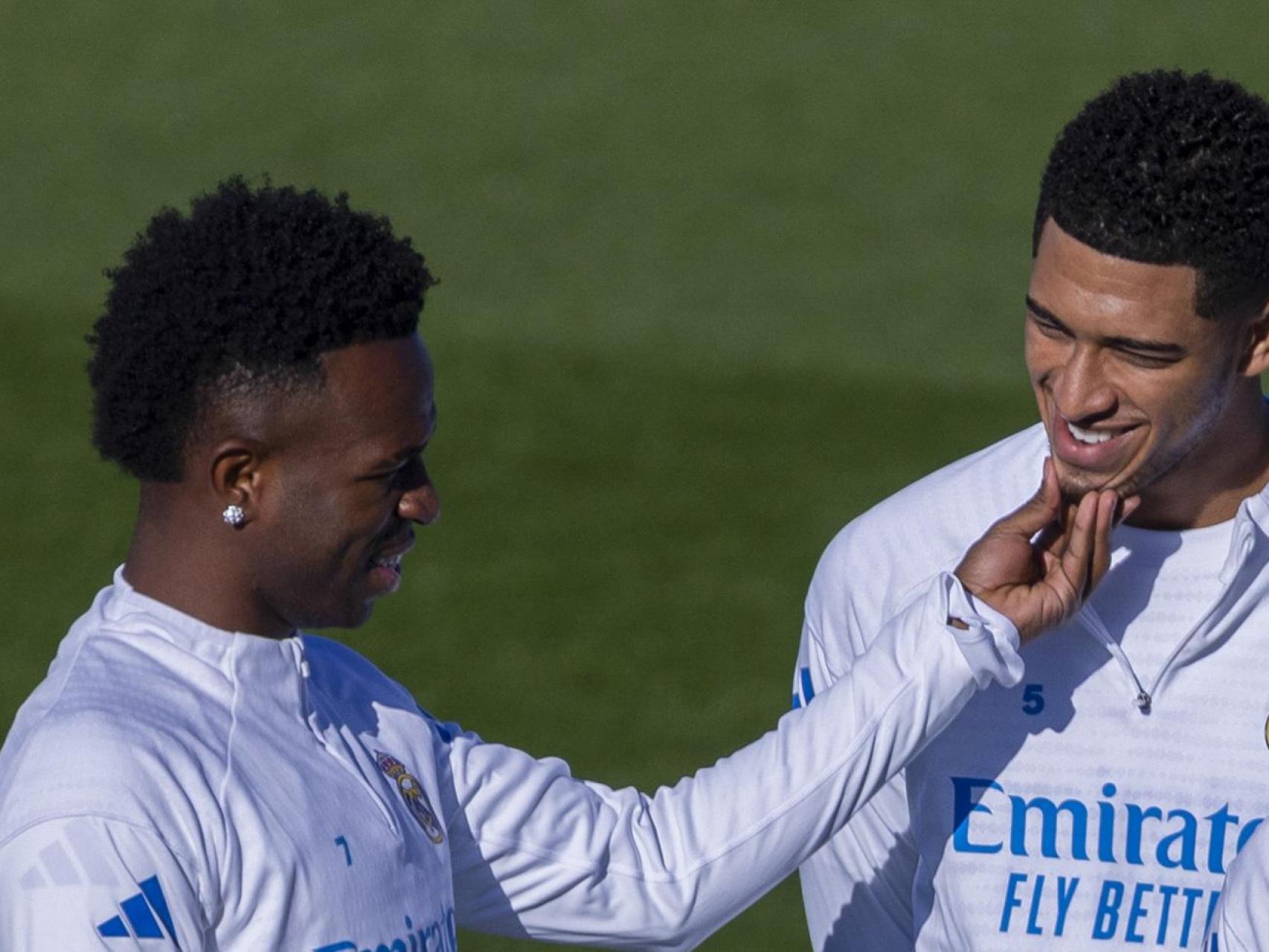 Vinicius bromeando con Bellingham en el entrenamiento del Real Madrid