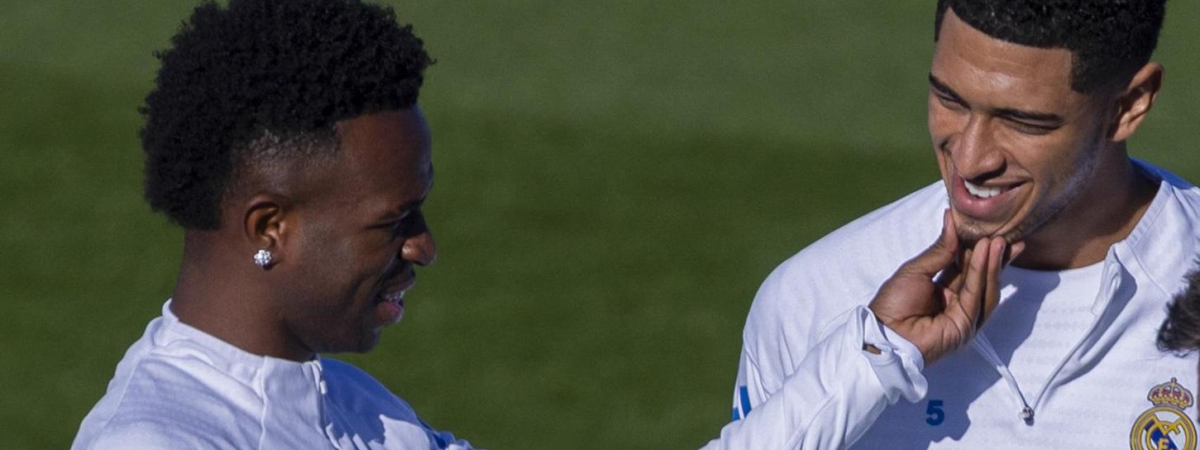 Vinicius bromeando con Bellingham en el entrenamiento del Real Madrid