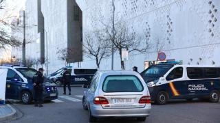 Llegada de un coche fúnebre al Instituto de Medicina Legal y Ciencias de Córdoba, este lunes.