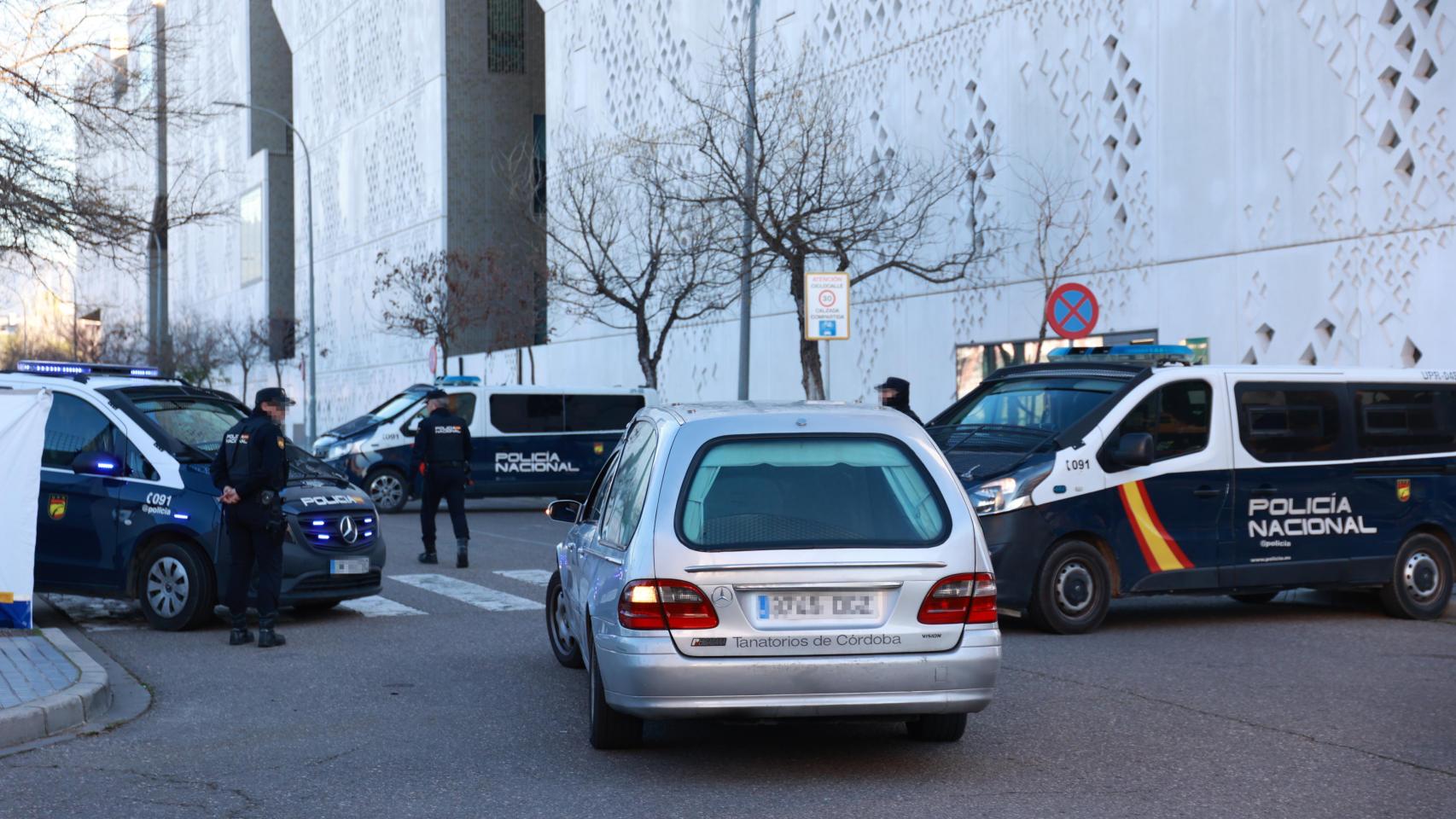 Llegada de un coche fúnebre al Instituto de Medicina Legal y Ciencias de Córdoba, este lunes.