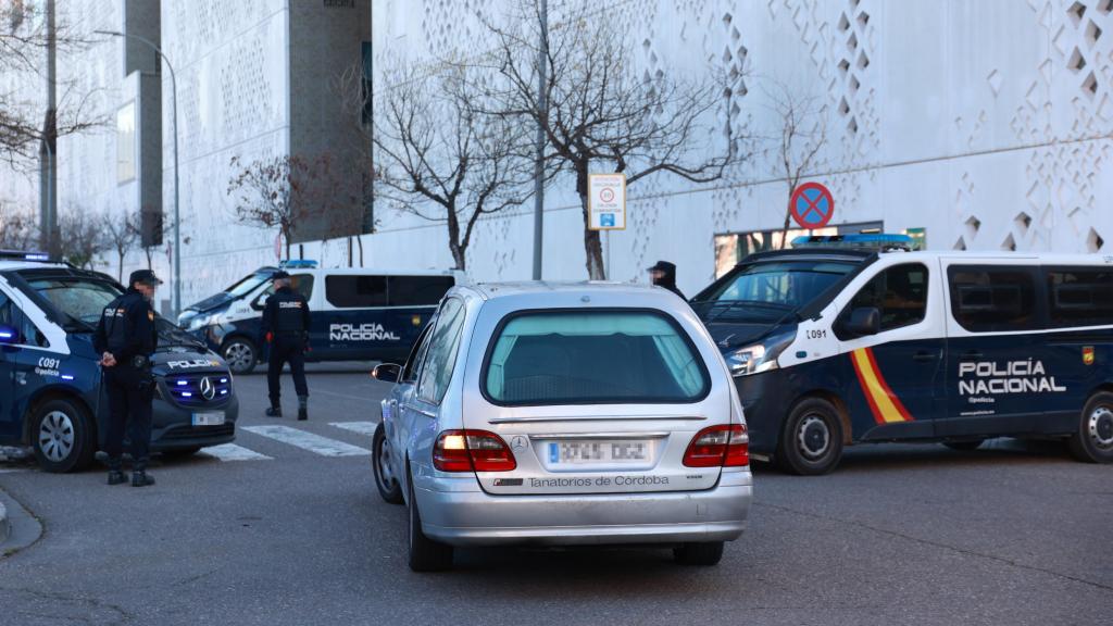 Llegada de un coche fúnebre al Instituto de Medicina Legal y Ciencias de Córdoba, este lunes.