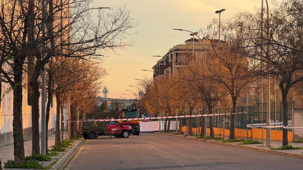 Un vehículo de la UME entrando en el Instituto de Medicina Legal y Ciencias por la parte trasera.