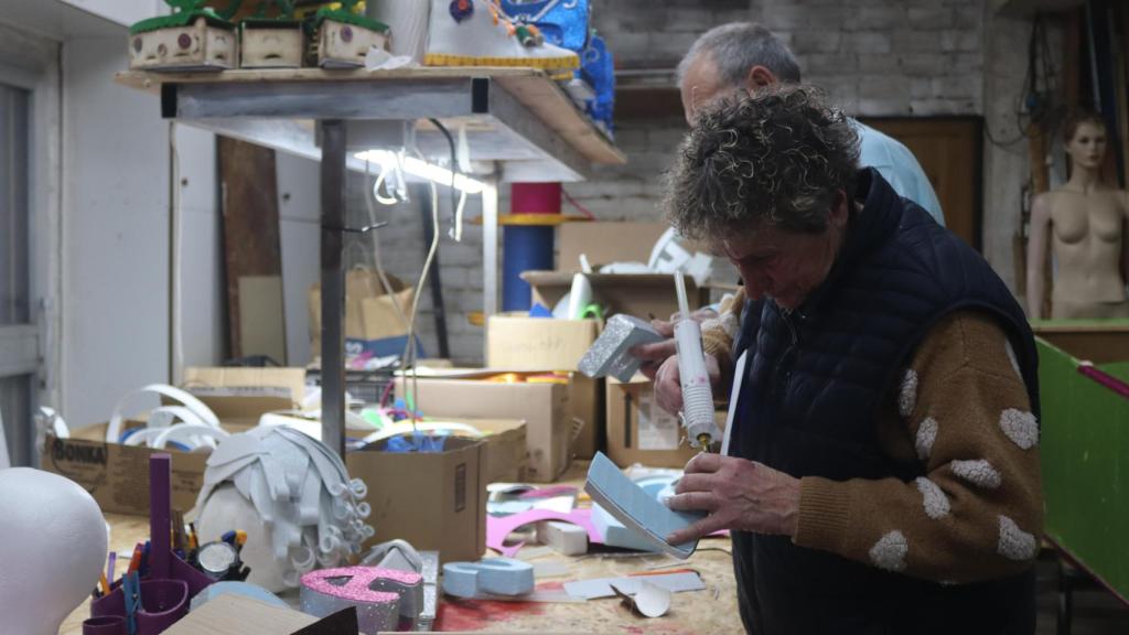 Os Festeiros ultimando los detalles de sus disfraces para el Carnaval de 2026