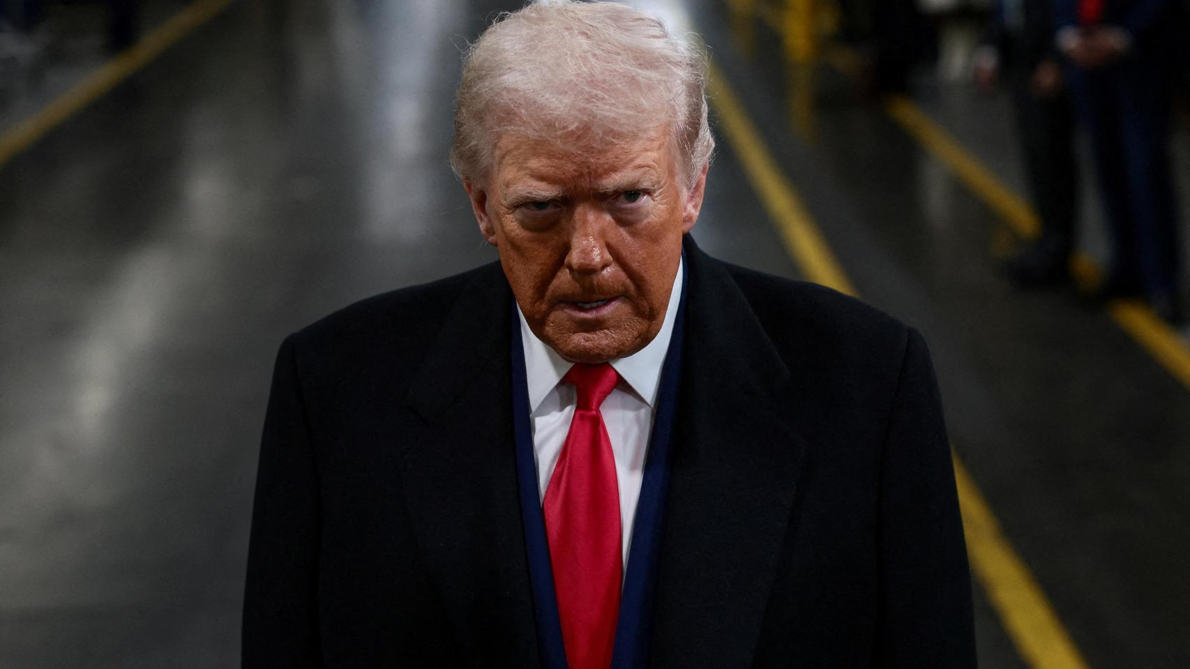 Donald Trump durante la visita un centro de producción de Ford en Dearborn, Míchigan.