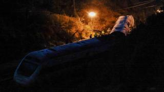 Un agente de la Guardia Civil, junto a otros efectivos de emergencias, trabaja junto a uno de los trenes siniestrados tras el choque mortal de dos convoyes de alta velocidad en Adamuz (Córdoba), el 19 de enero de 2026.