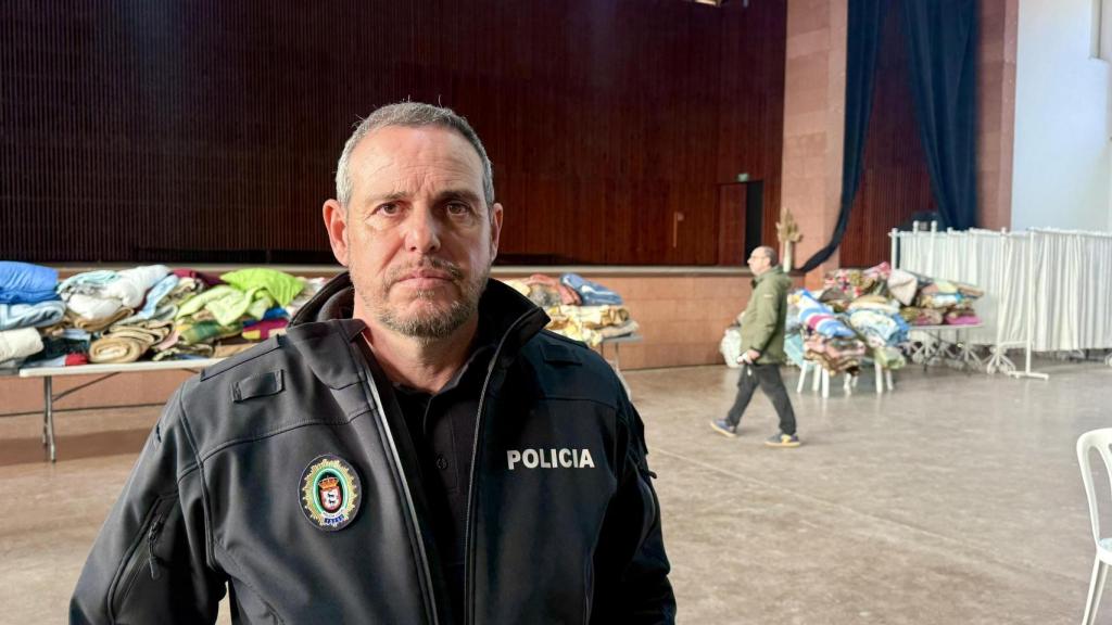 Antonio Ruiz, jefe de la Policía Local de Adamuz, posa visiblemente cansado para EL ESPAÑOL.