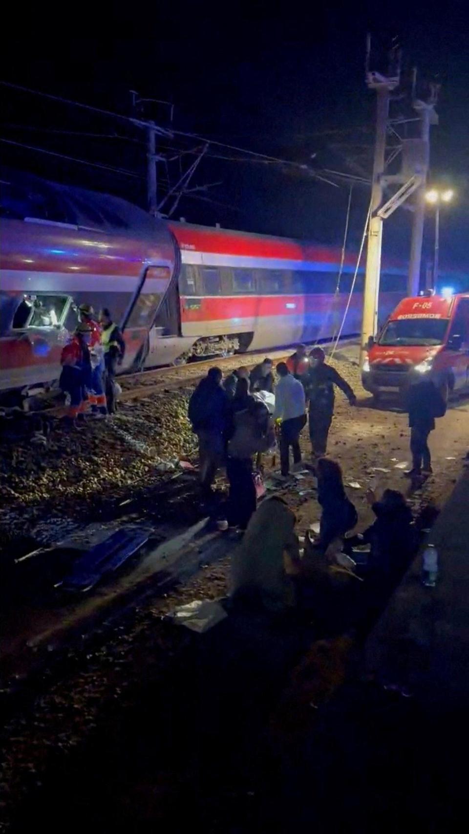 Efectivos de emergencia rastrean los restos de los trenes siniestrados tras el choque de dos convoyes de alta velocidad en Adamuz, cerca de Córdoba, la noche del 18 de enero de 2026.