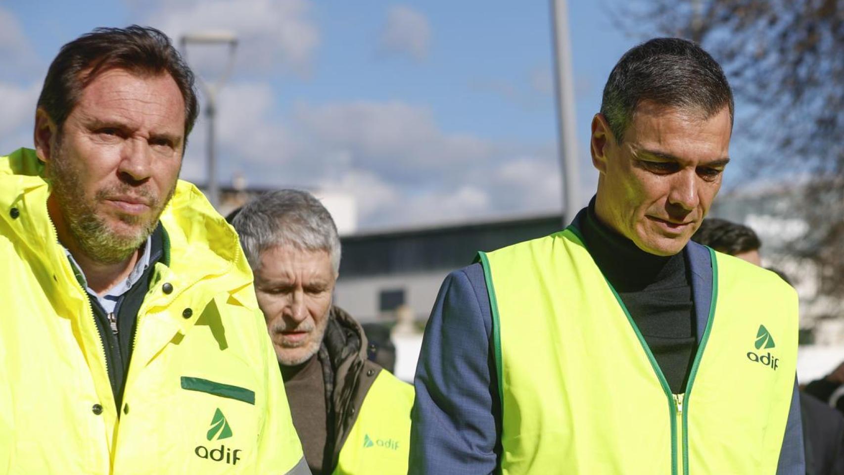 Óscar Puente y Pedro Sánchez en Adamuz (Córdoba) este lunes.