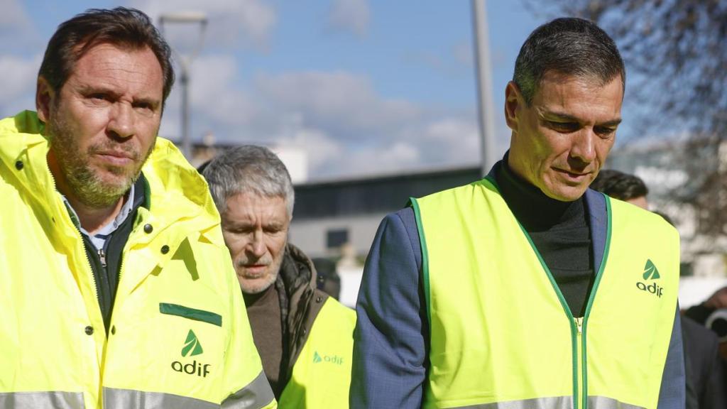 Óscar Puente y Pedro Sánchez en Adamuz (Córdoba) este lunes.