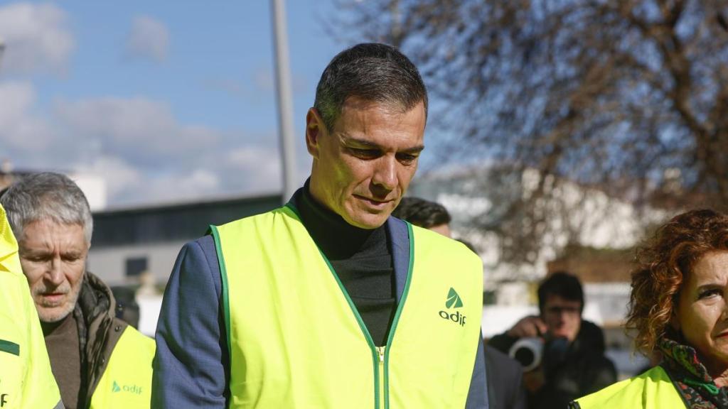 Óscar Puente y Pedro Sánchez en Adamuz (Córdoba) este lunes.