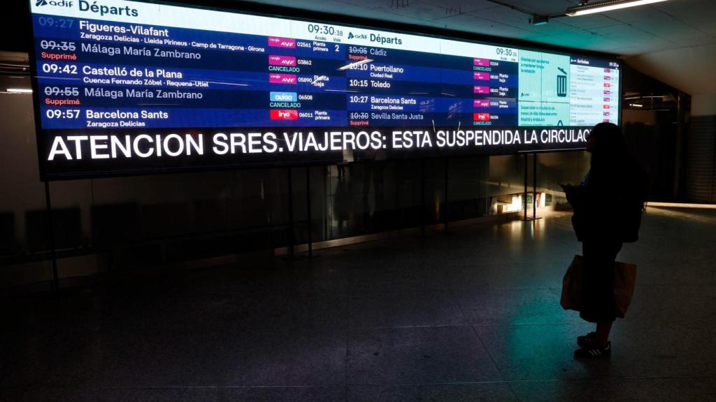 Pantalla de información en el área de salidas, este lunes, en la estación de Atocha de Madrid