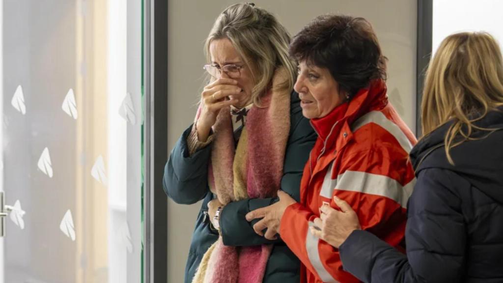 Llegada a la estación de tren de Huelva de familiares de viajeros de los trenes del accidente.