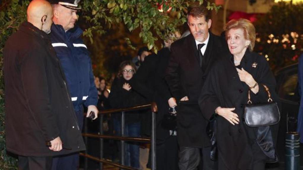 Pablo de Grecia junto a su madre, la reina Ana María.
