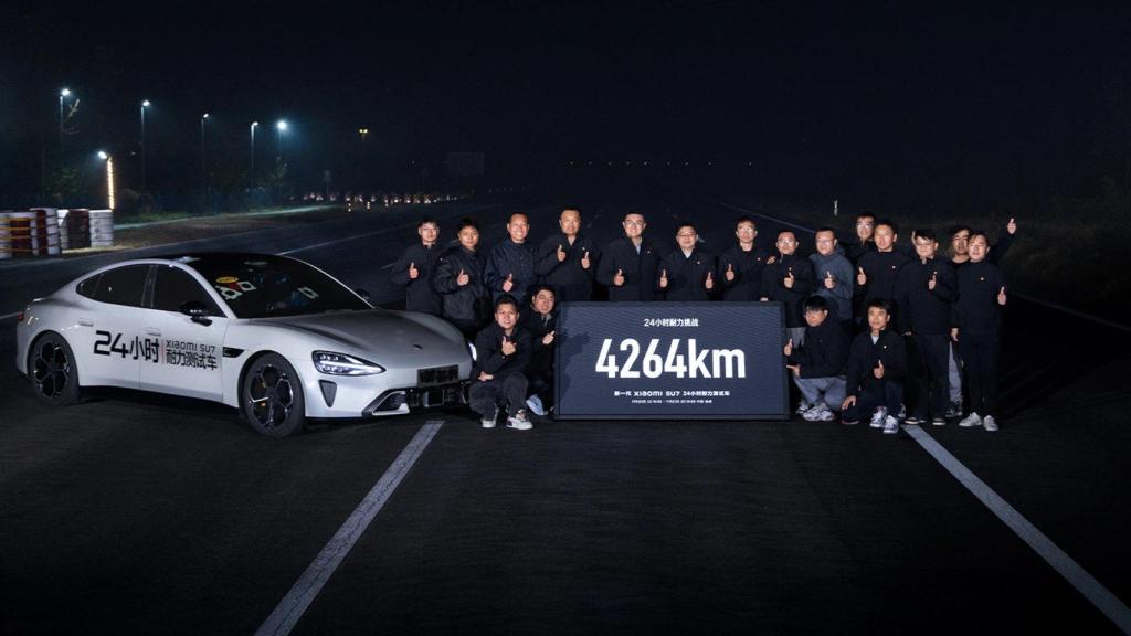 El nuevo Xiaomi SU7 Max y el equipo responsable de la prueba de 24 horas