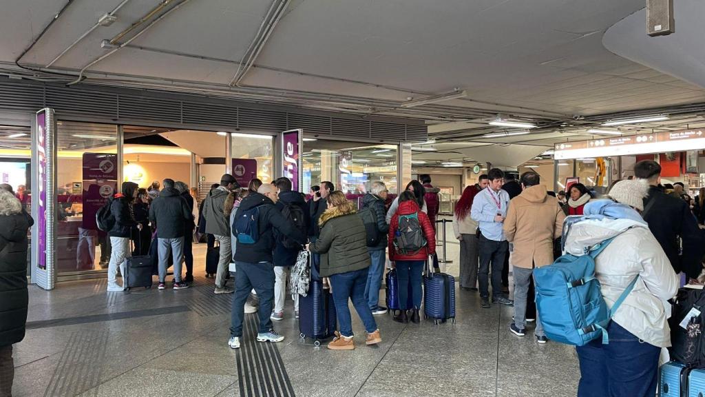 Pasajeros tirados en Atocha este lunes, esperando por una solución ante la cancelación de sus trenes con destino Andalucía.