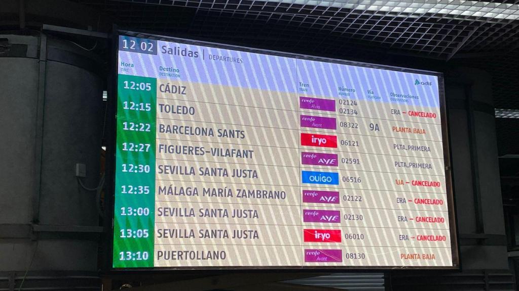 Uno de los paneles de la estación de Atocha este lunes.
