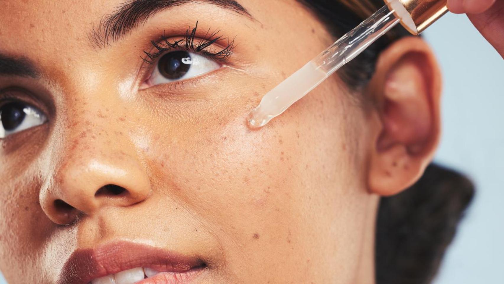 Imagen de archivo de una chica aplicándose un sérum en el rostro.