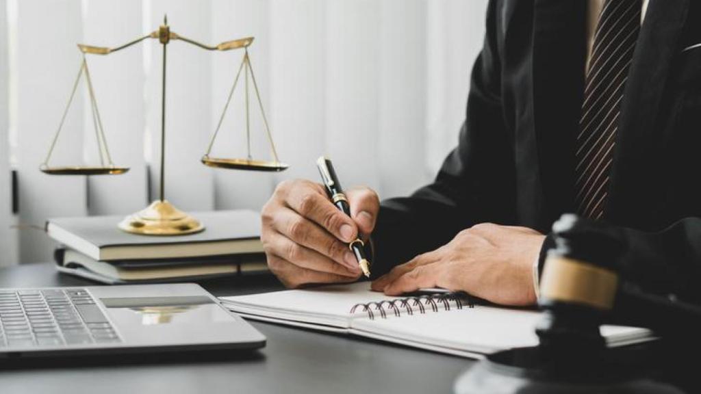 Abogado firmando un documento legal.