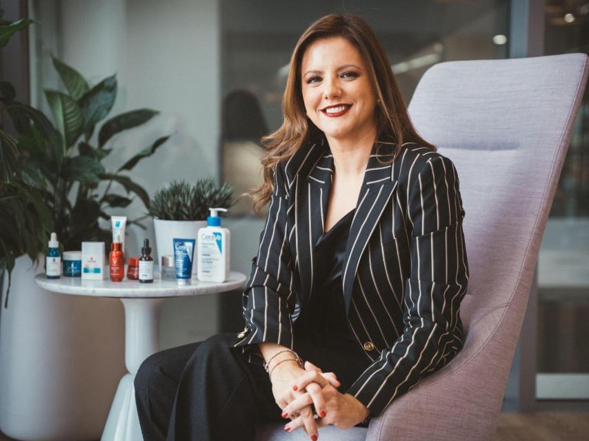 La directiva, con algunos de los productos estrella del grupo L'Oréal.