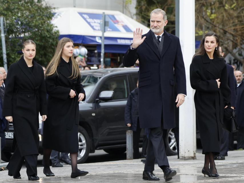 La Familia Real, de luto riguroso en la catedral de Atenas.