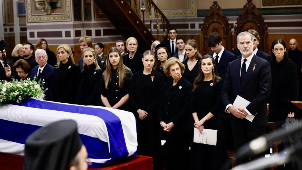 La reina Sofía, los Reyes y sus hijas, y las infantas, ante el féretro de la princesa Irene.