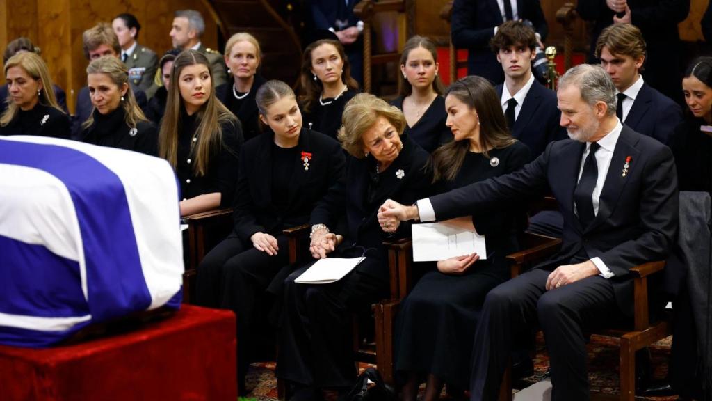 Felipe VI coge de la mano a su madre durante el funeral.
