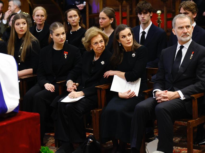 La Reina coge del brazo a doña Sofía en señal de apoyo.