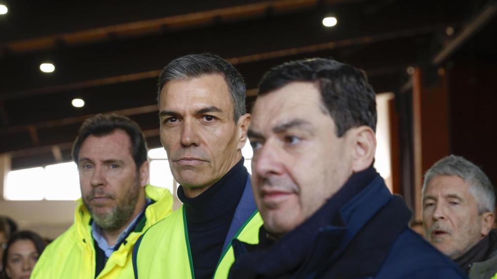 Al fondo, el ministro de Transportes, Óscar Puente, y el de Interior, Fernando Grande-Marlaska; en segundo plano, el presidente del Gobierno, Pedro Sánchez; y al frente, el presidente de la Junta de Andalucía, Juanma Moreno.