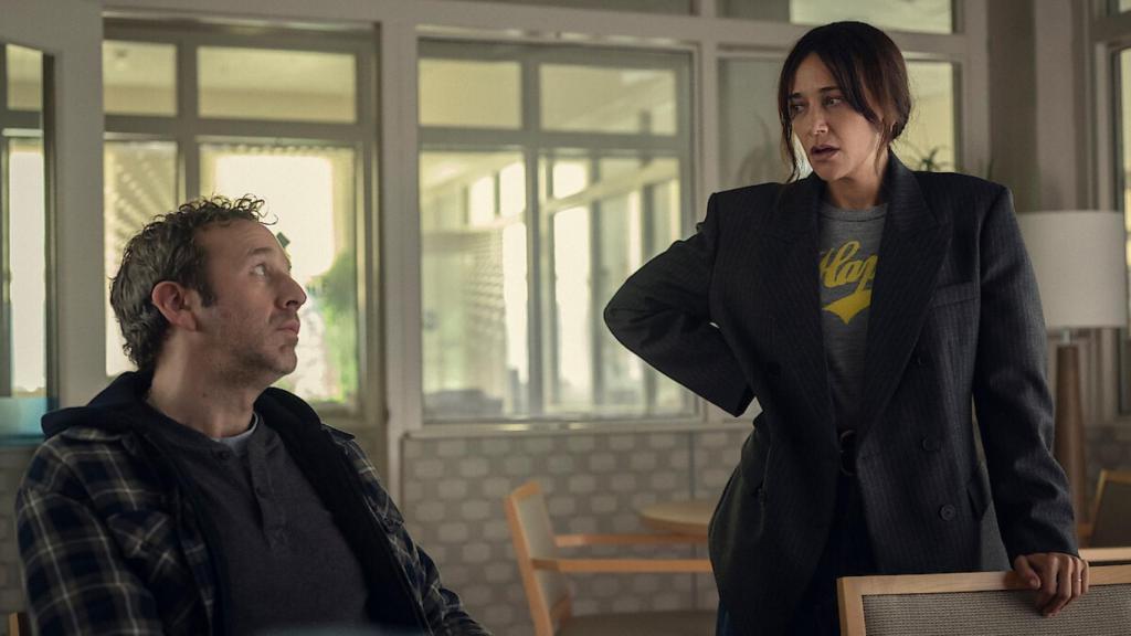 Los protagonistas de 'Gente corriente', primer capítulo de la 7a temporada de 'Black Mirror'