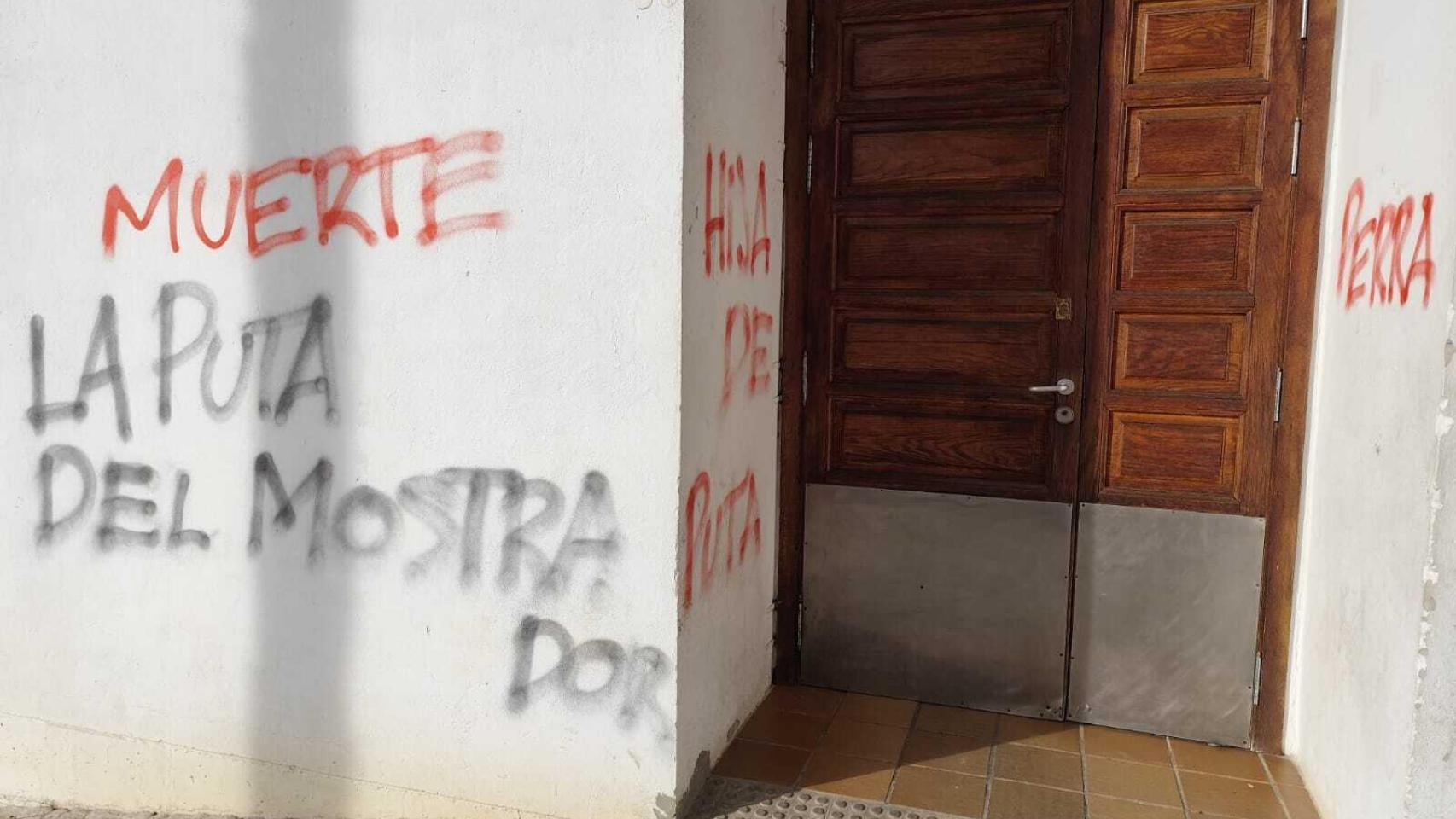 Pintadas en el centro de salud de Bollullos, en la provincia de Sevilla.