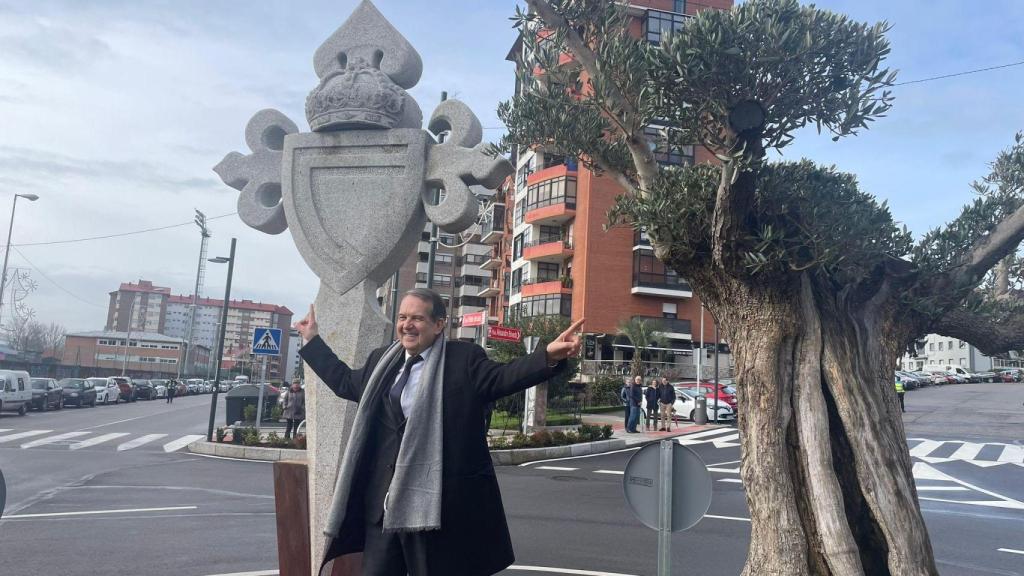 Abel Caballero destapa el nuevo escudo del Celta en Balaídos.