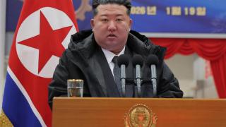 Kim Jong Un despide al viceprimer ministro en un acto público.