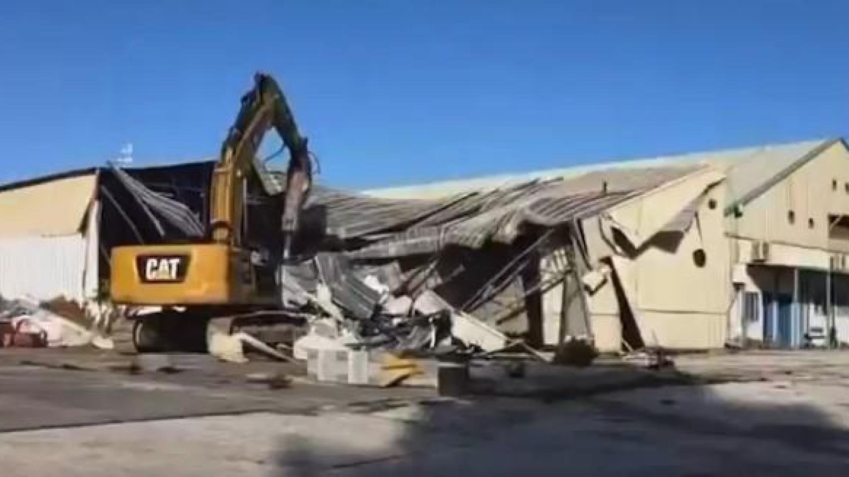 Momento en el que hoy Israel destruye el complejo de la agencia de la ONU para los refugiados palestinos en Jerusalén.