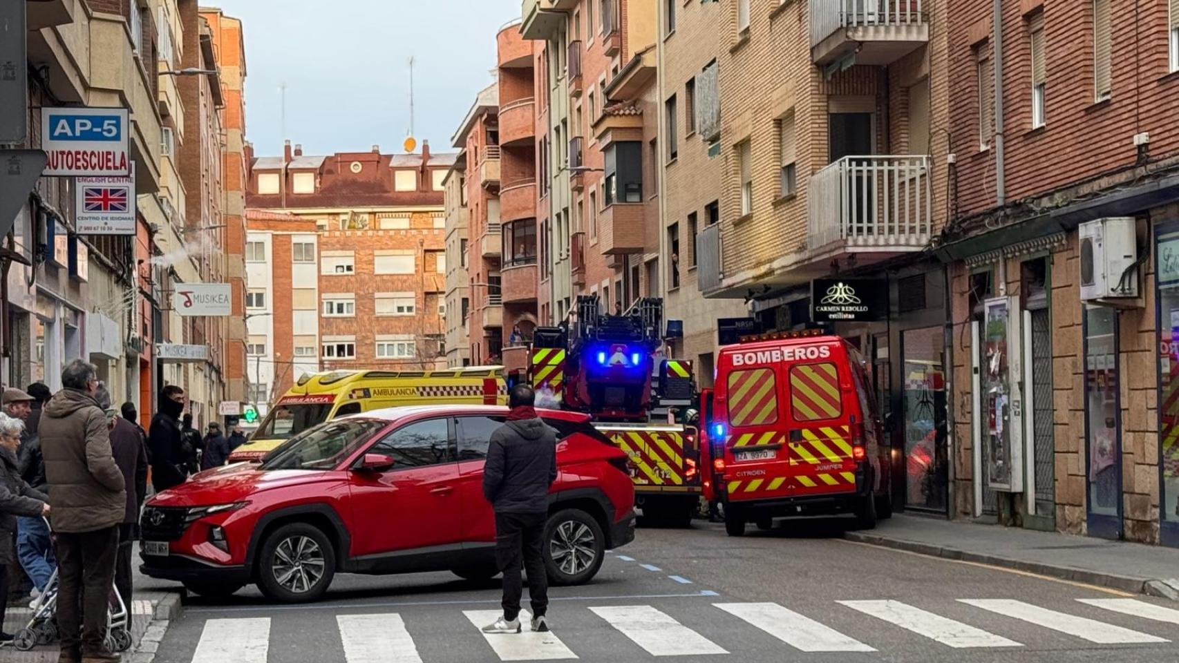 Policía Nacional y Bomberos de Zamora en la calle Cardenal Mella