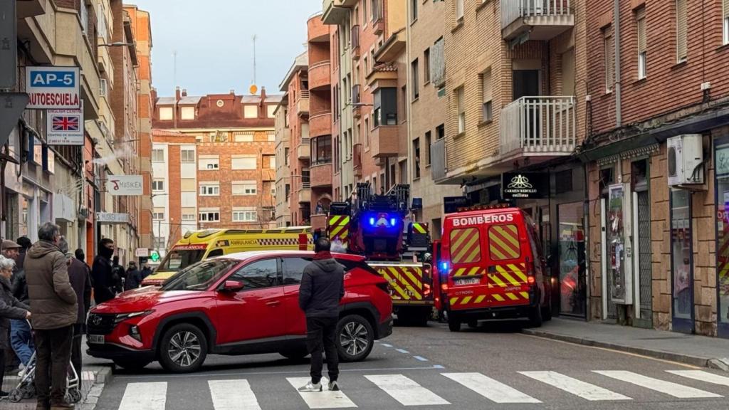 Policía Nacional y Bomberos de Zamora en la calle Cardenal Mella