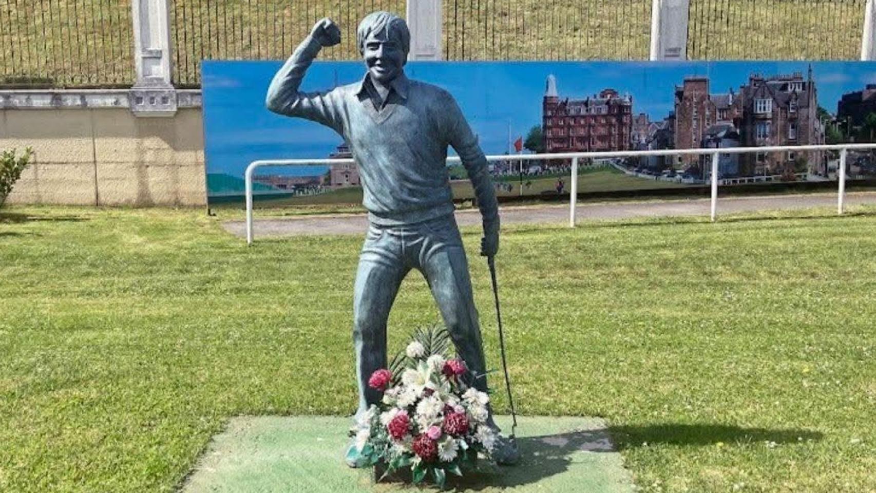 Estatua en honor del golfista Severiano Ballesteros en Pedreña.