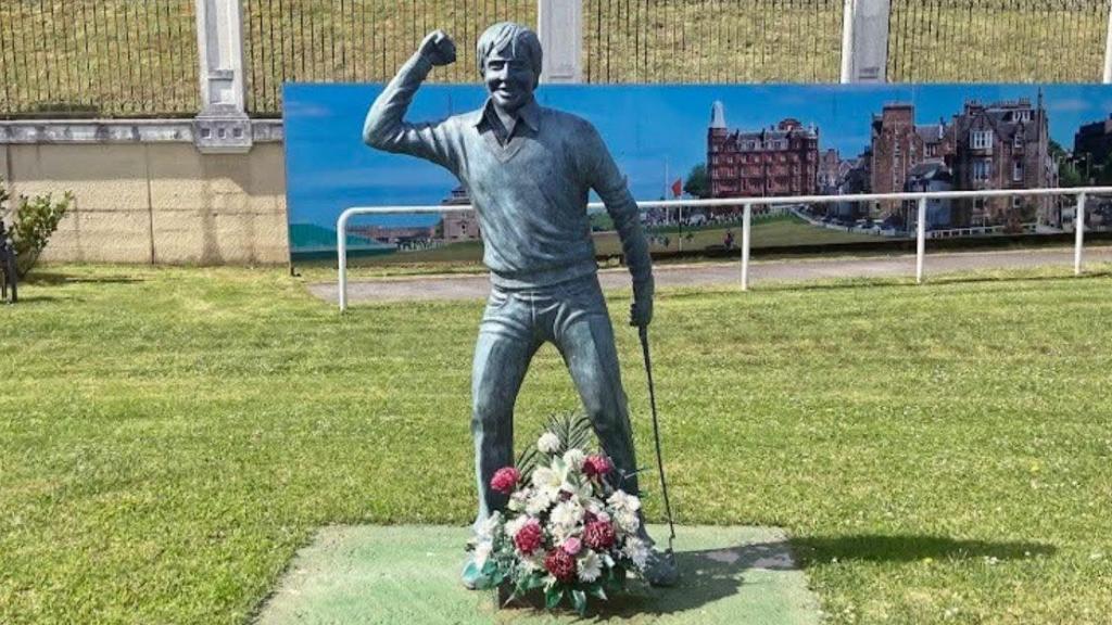 Estatua en honor del golfista Severiano Ballesteros en Pedreña.