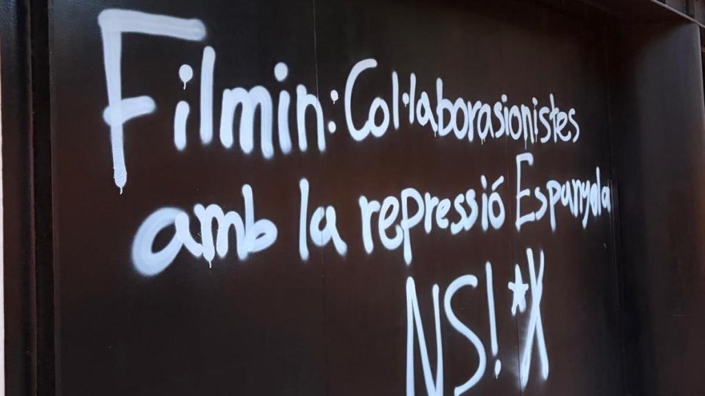 La sede de Filmin, vandalizada por la inclusión en su catálogo de un documental sobre el 'procés'. Foto: Jaume Riopoll / X