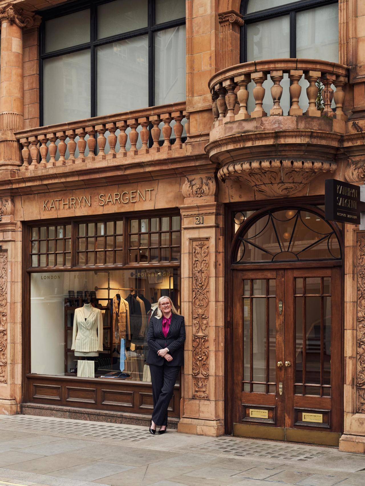 Kathryn Sargent posa a las puertas de su boutique.