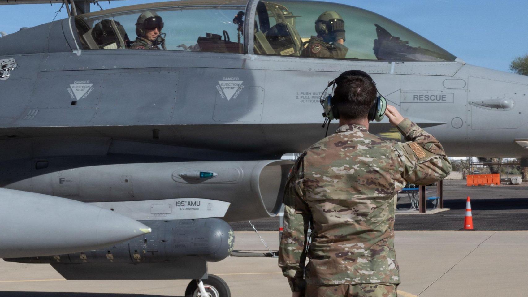 El general Gregory Guillot, comandante de la NORAD, en el asiento trasero de un F-16.