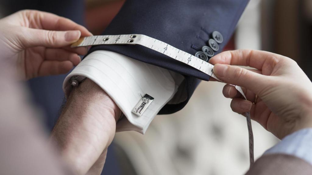 La 'master Tailor' midiendo el puño de uno de sus clientes.