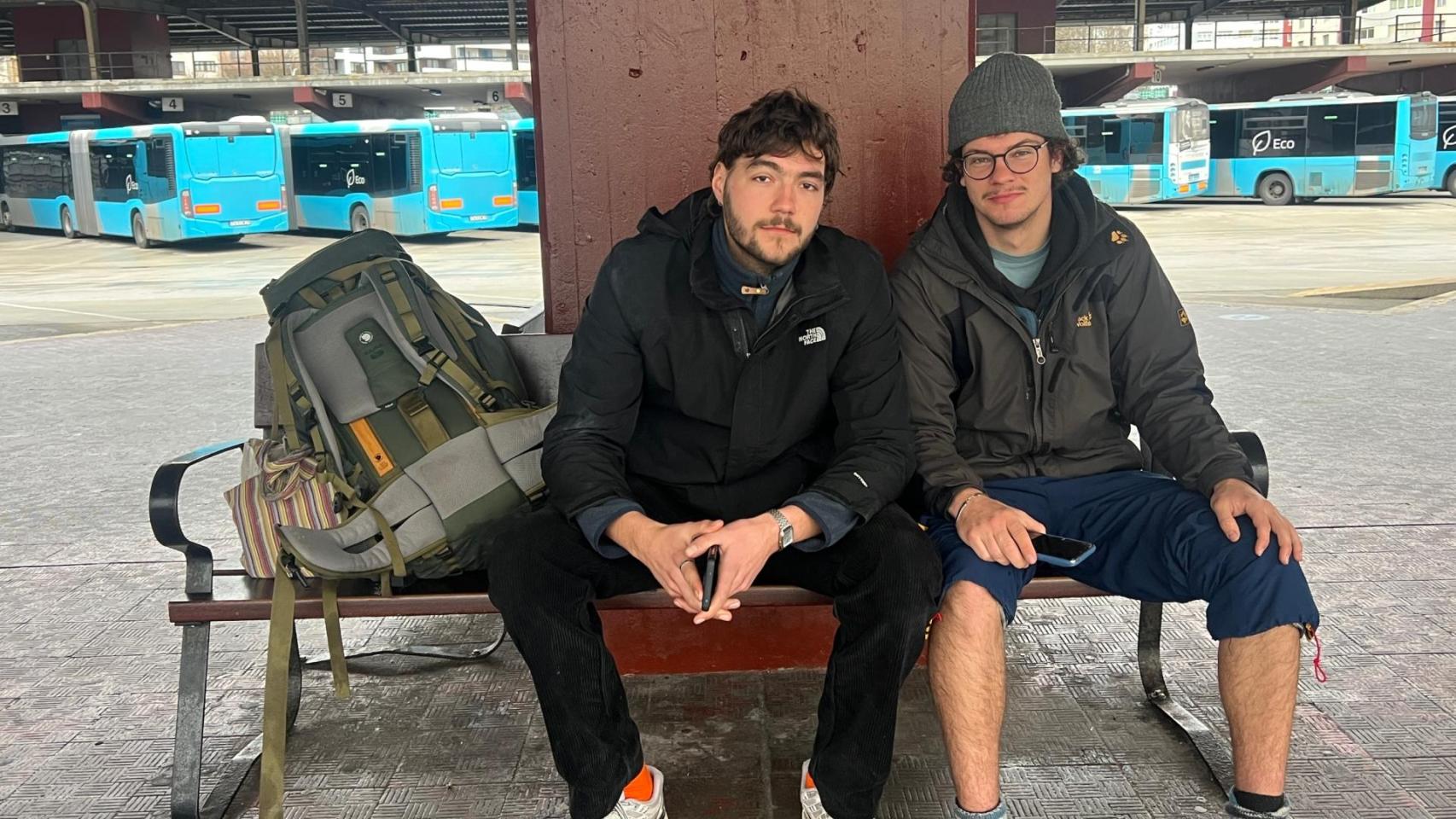 Arbit y Jacob en la estación de bus de A Coruña.