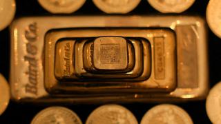 Lingotes y monedas de oro se exhiben en Baird & Co en Hatton Garden en Londres.