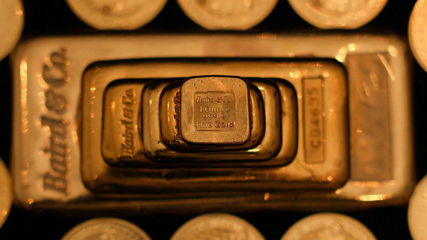 Lingotes y monedas de oro se exhiben en Baird & Co en Hatton Garden en Londres.