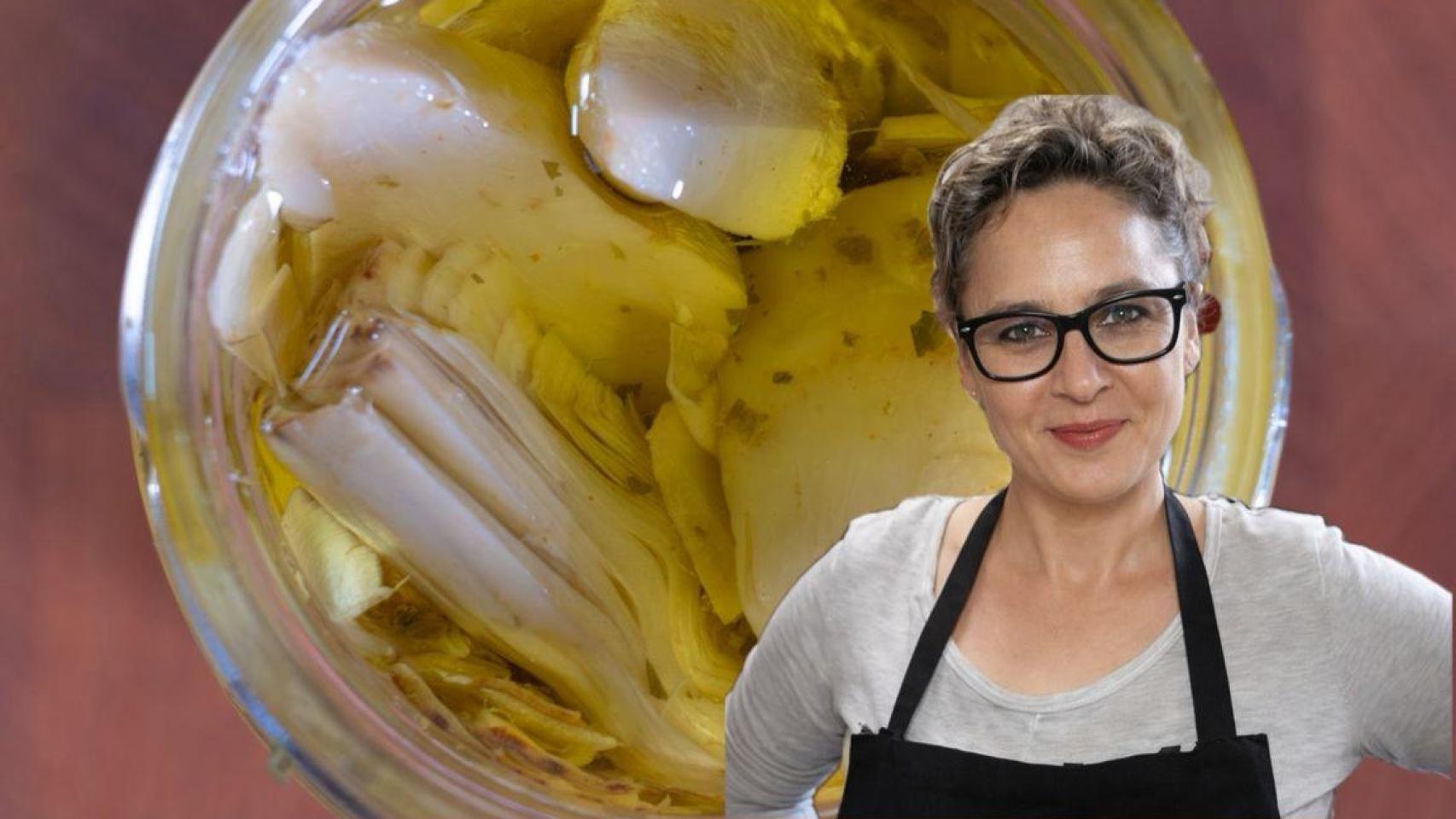 Isabel junto a un bote de alcachofas.